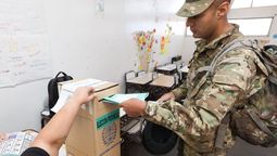 Los miembros de las fuerzas armadas también ejercieron su derecho al voto. Los miembros de las fuerzas armadas también ejercieron su derecho al voto.