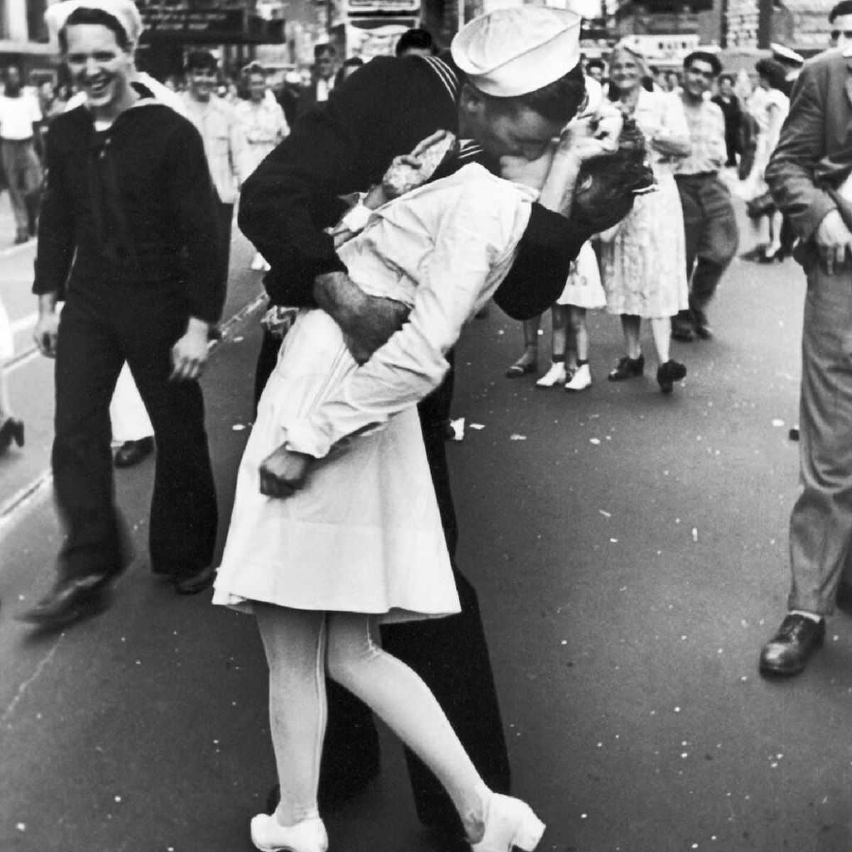 El beso registrado se convirtió en un símbolo internacional que representaba la felicidad por el fin de la Segunda Guerra Mundial.