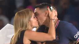 Ángel Di María, en medio de un mar de lágrimas en su despedida del PSG, es contenido por su esposa Jorgelina Cardoso.