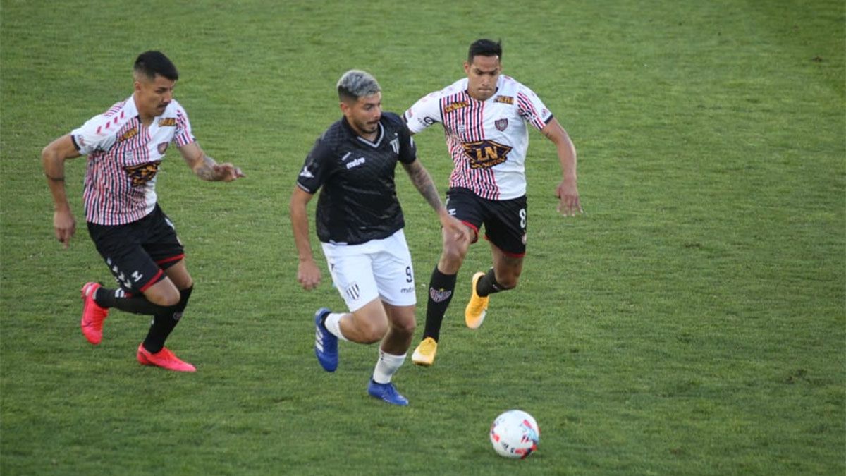 Gimnasia empató con Chacarita, pero mereció más