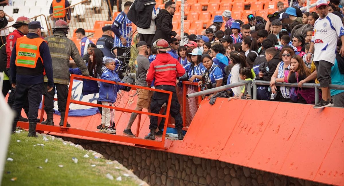 Los bomberos y la policía actuaron para que no haya pánico en ls tribunas Los bomberos y la policía actuaron para que no haya pánico en ls tribunas