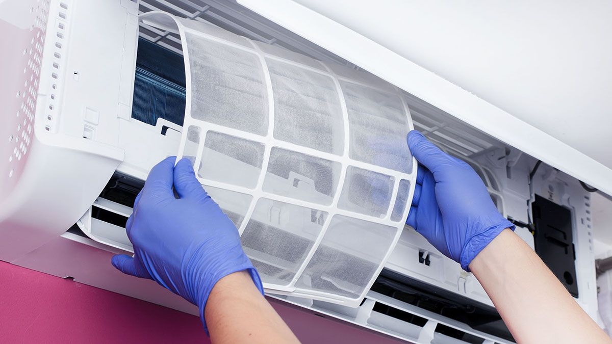 Limpiar los filtros del aire acondicionado deber ser una tarea constante en casa. Limpiar los filtros del aire acondicionado deber ser una tarea constante en casa.