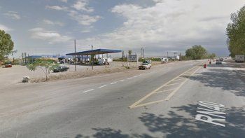 Se bajó a arreglar una rueda y le robaron su Toyota Hilux