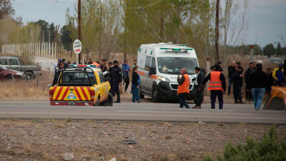Primeras imágenes del accidente del micro con hinchas de Boca en Mendoza. Una mujer murió y al menos 10 pasajeros resultaron heridos.