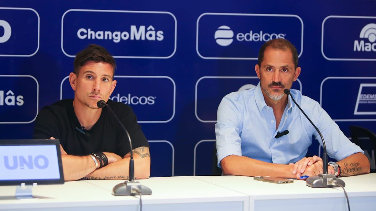 Agustín Vila, dirigente de Independiente Rivadavia y Sebastián Peratta, el flamante director deportivo de la institución.