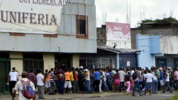 Un muerto y 60 detenidos tras los violentos saqueos en Venezuela