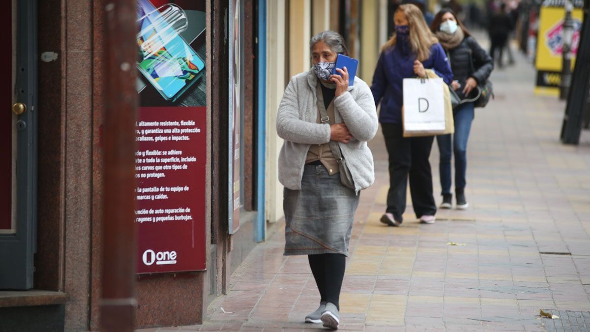La baja en el índice de contagios de Covid en Mendoza,&nbsp; alentaría al Gobierno a analizar la reducción de restricciones. Evalúan bajar la medida de compras por DNI.&nbsp;