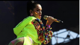 Lali Espósito subió una foto en topless y explotó Instagram