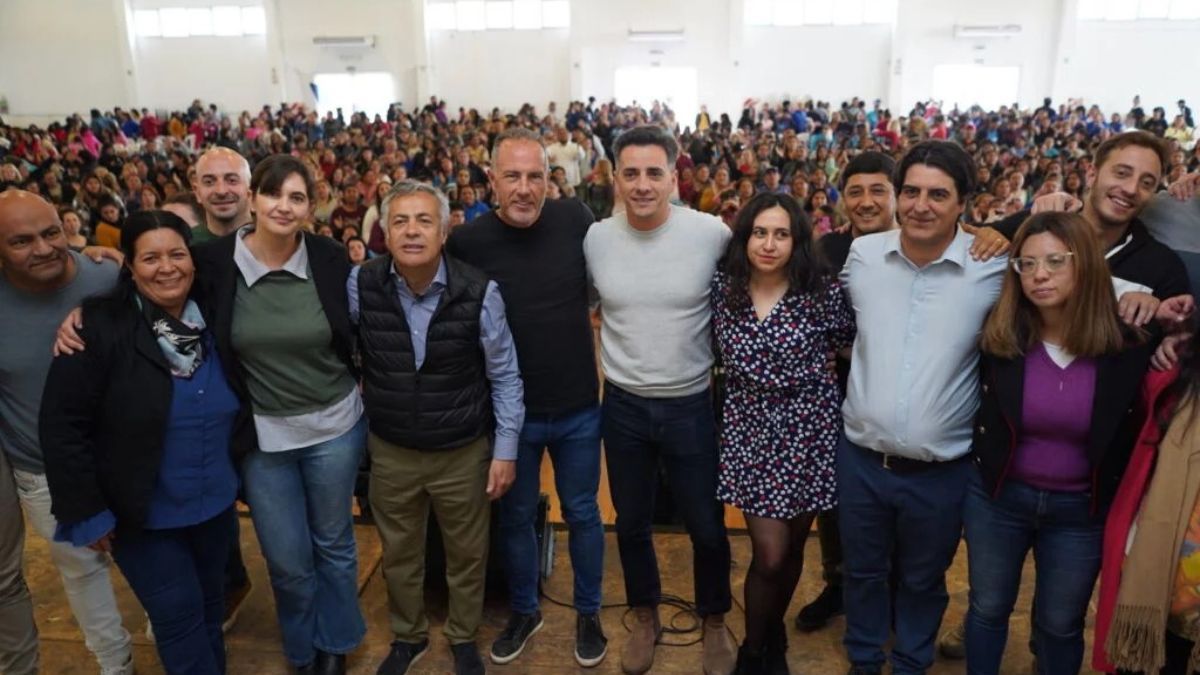 Alfredo Cornejo con dirigentes de Libres del Sur que organizaron la actividad en Guaymallén. Foto: Prensa Alfredo Cornejo