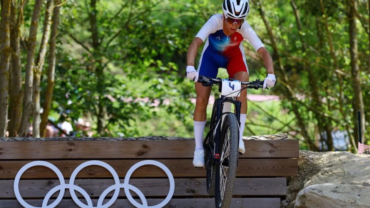 Loana Lecomte cayó mientras realizaba la prueba de ciclismo de montaña. 