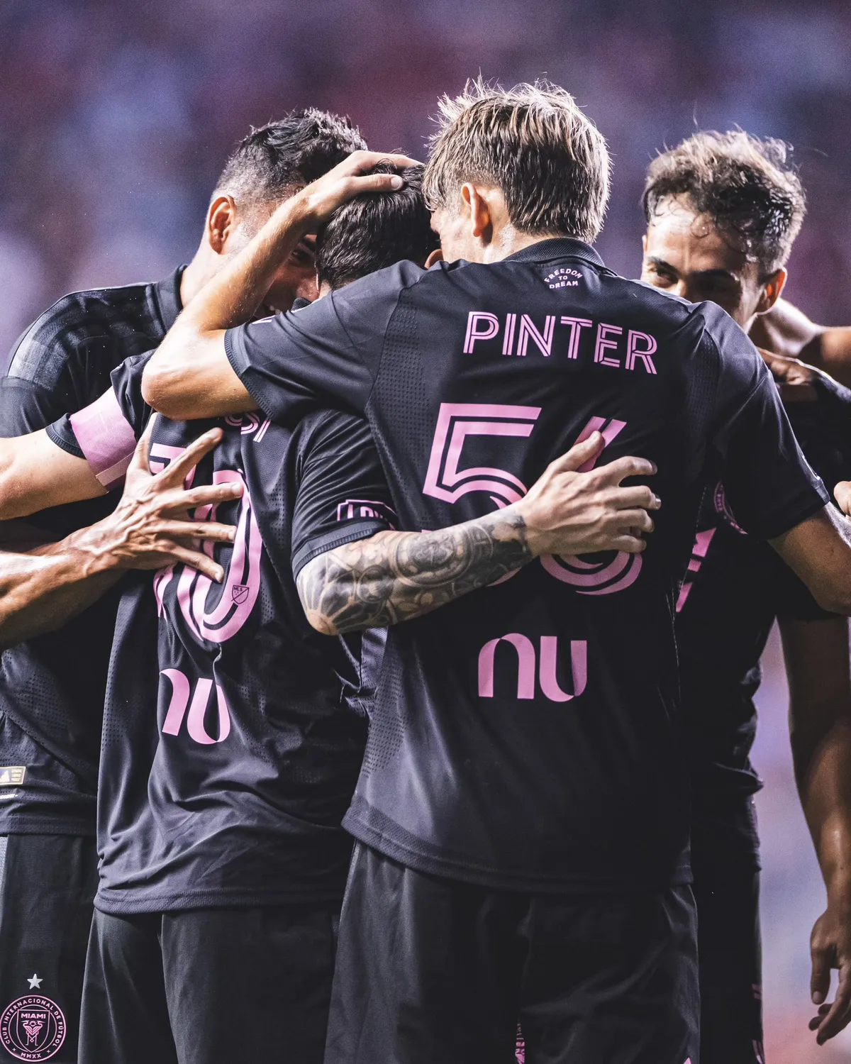 Messi recibió el cariño de sus compañeros después del gol.