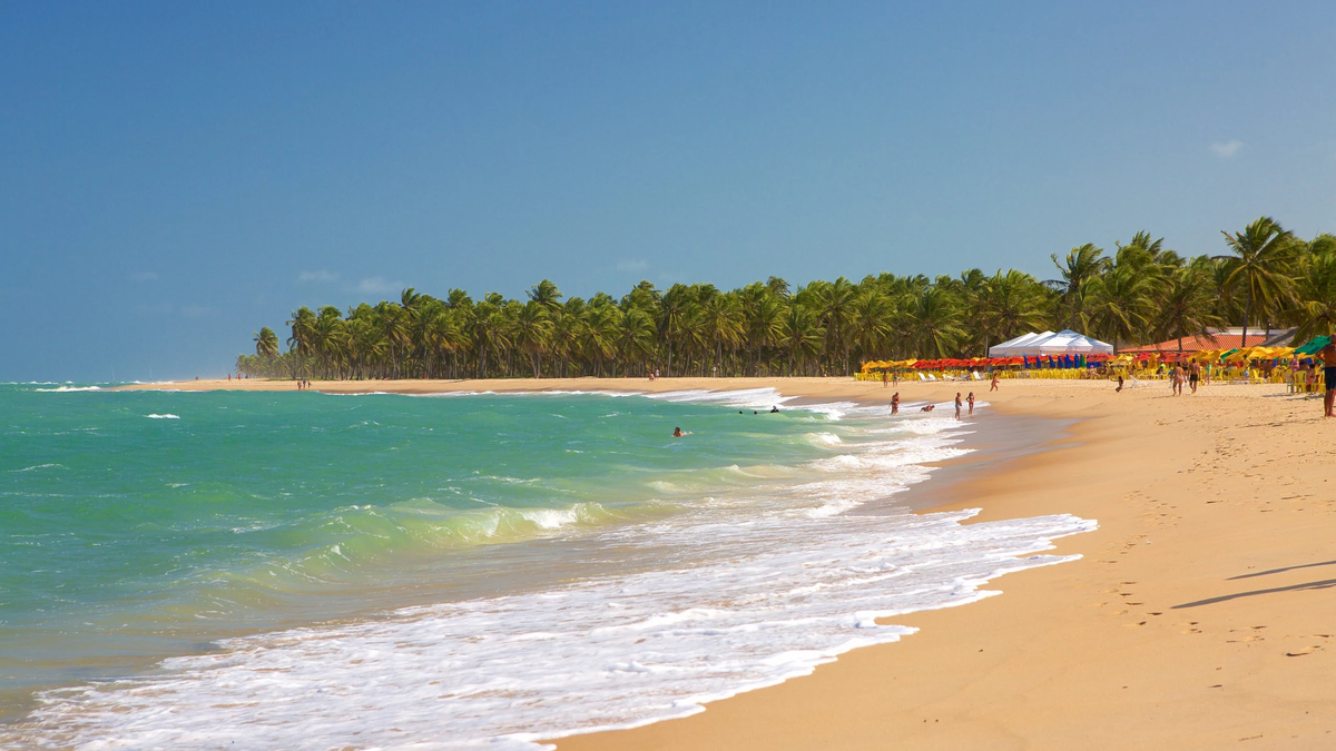 Ni Río de Janeiro ni Búzios: la playa de Brasil que tiene aguas cristalinas y acantilados coloridos