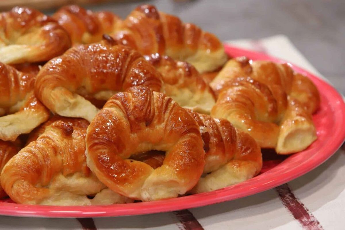 Las medialunas de manteca se hacen con una receta que lleva simples ingredientes. Las medialunas de manteca se hacen con una receta que lleva simples ingredientes.