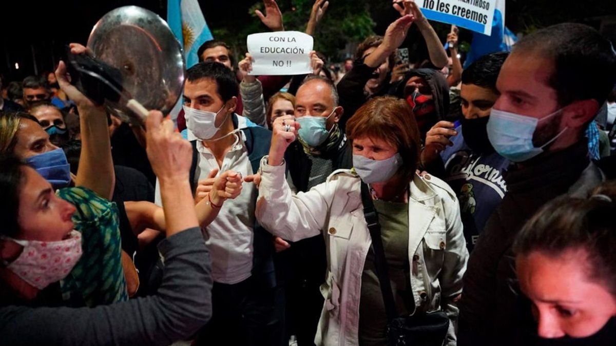 El jueves por la noche Patricia Bullrich participó en los cacerolazos contra las nuevas restricciones.