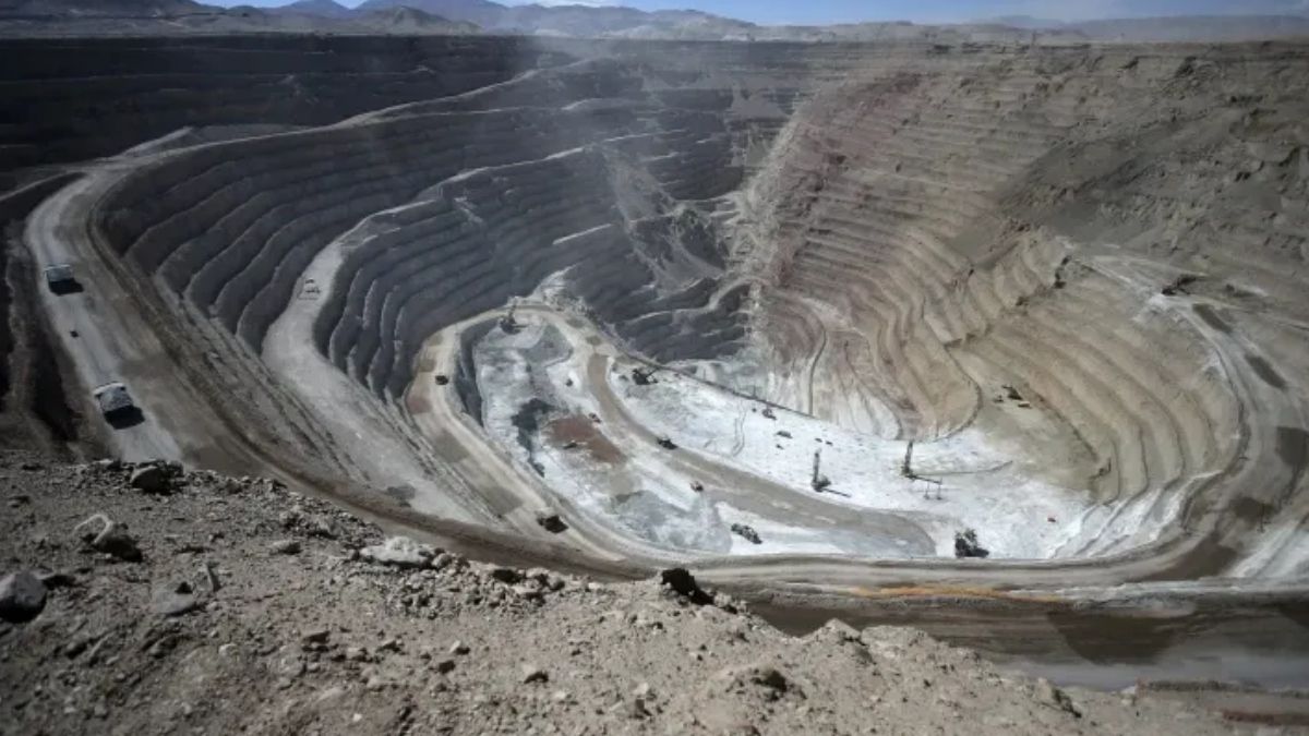 La mina de cobre a cielo abierto División Ministro Hales en Calama, al norte de Chile. Este metal ha adquirido una importancia estratégica no solo para China, sino para la economía mundial en su conjunto (Imagen: Paul Plaza / Senado de la República de Chile, CC BY NC SA) La mina de cobre a cielo abierto División Ministro Hales en Calama, al norte de Chile. Este metal ha adquirido una importancia estratégica no solo para China, sino para la economía mundial en su conjunto (Imagen: Paul Plaza / Senado de la República de Chile, CC BY NC SA)