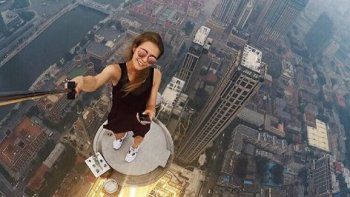 Las impresionantes imágenes de la fotógrafa rusa que se saca las selfies más peligrosas
