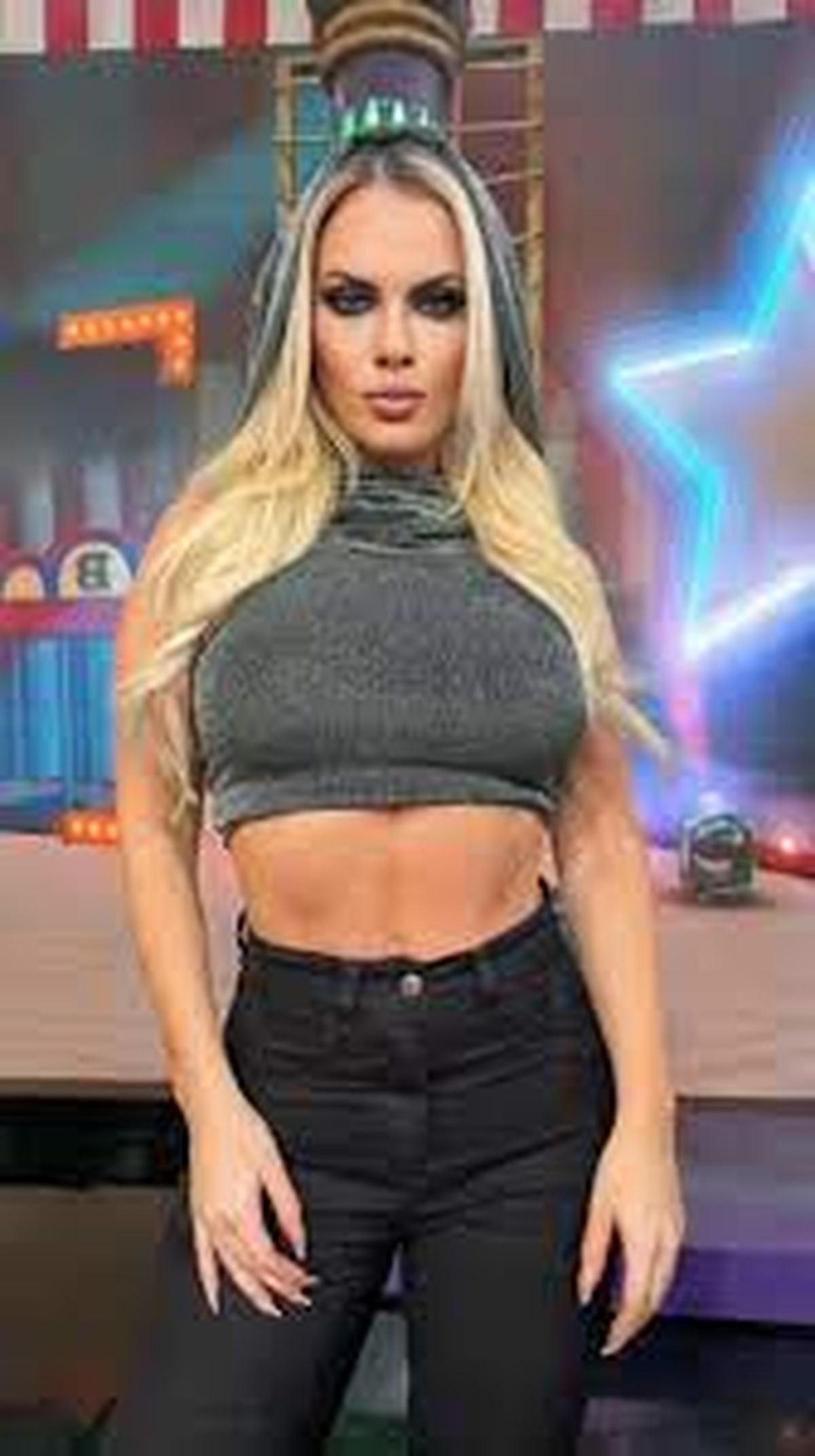 Exigidito y marcado, Alejandra Maglietti aniquila el cuero con su pantalón bestial. Exigidito y marcado, Alejandra Maglietti aniquila el cuero con su pantalón bestial.