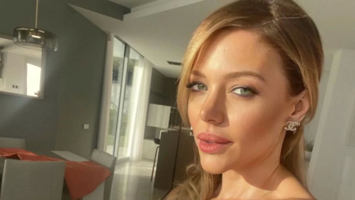 Evangelina Anderson se muestra en ultra shortcitos al ras al natural y paraliza la primavera