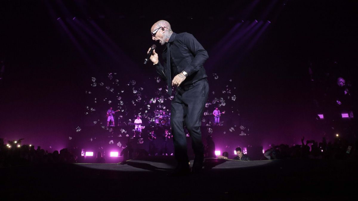 El escenario tenía una plataforma que le permitió a Noir cantar en medio del público. El escenario tenía una plataforma que le permitió a Noir cantar en medio del público.