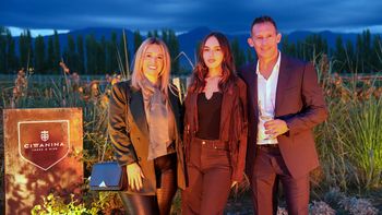 Con un encuentro familiar inauguró el restaurante de Agustina Gandolfo y Lautaro Martínez