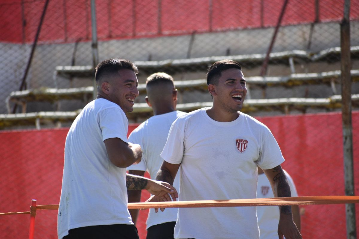 Los jugadores recibieron el aliento incondicional de los simpatizantes.