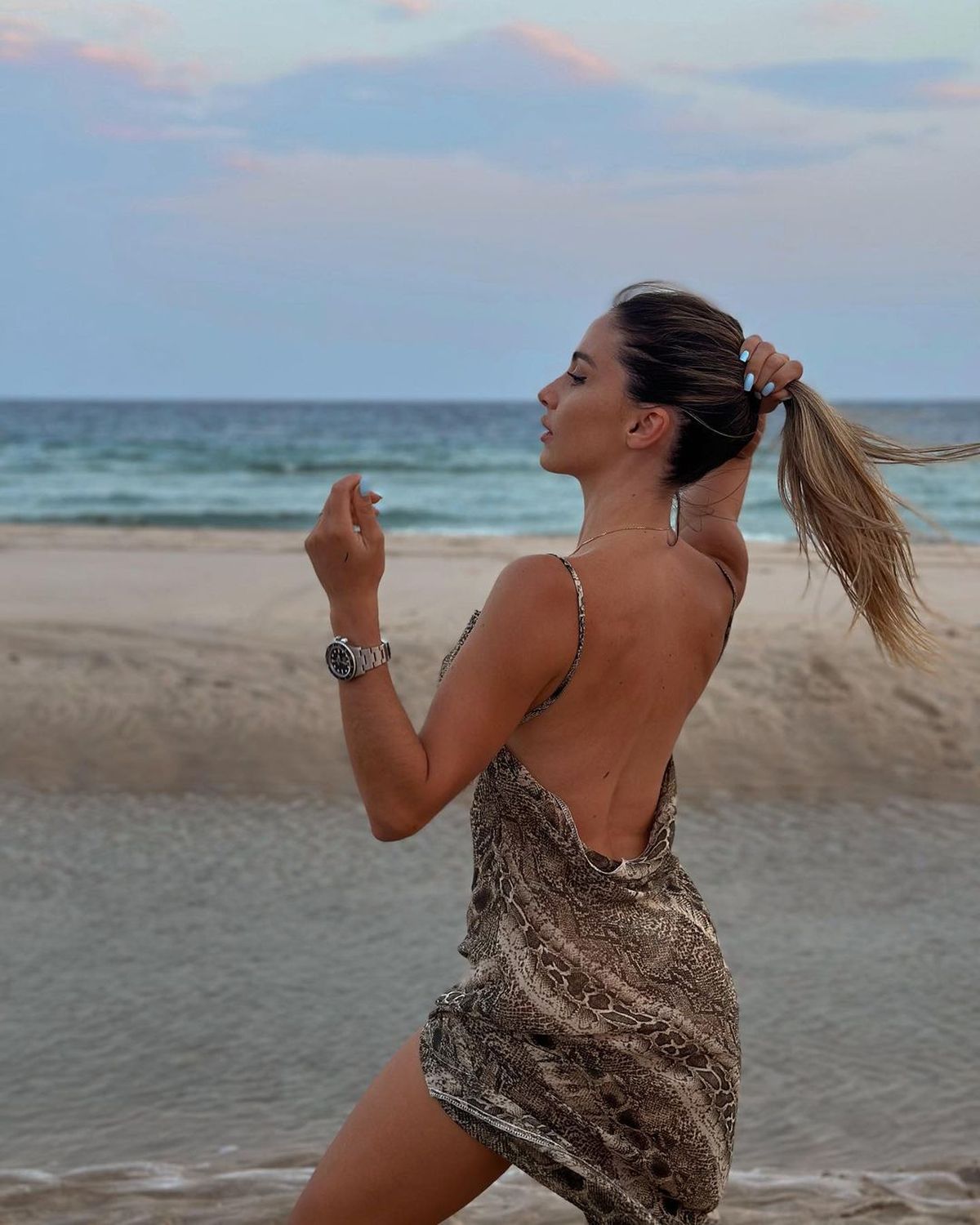 Se viralizan fotos de Caro Calvagni posando de espaldas como nunca antes en las playas de Qatar