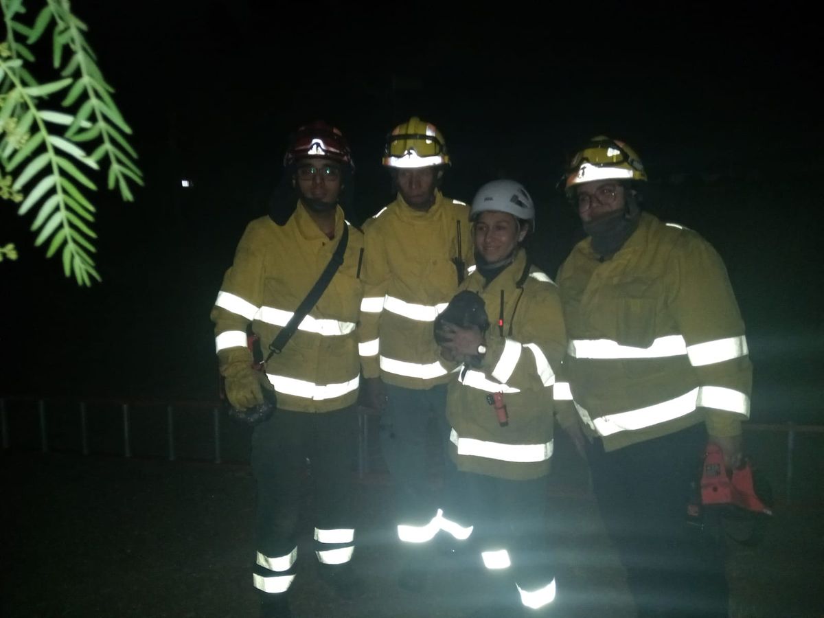 Los Bomberos Voluntarios de Maipú que participaron en el rescate de los cachorritos.
