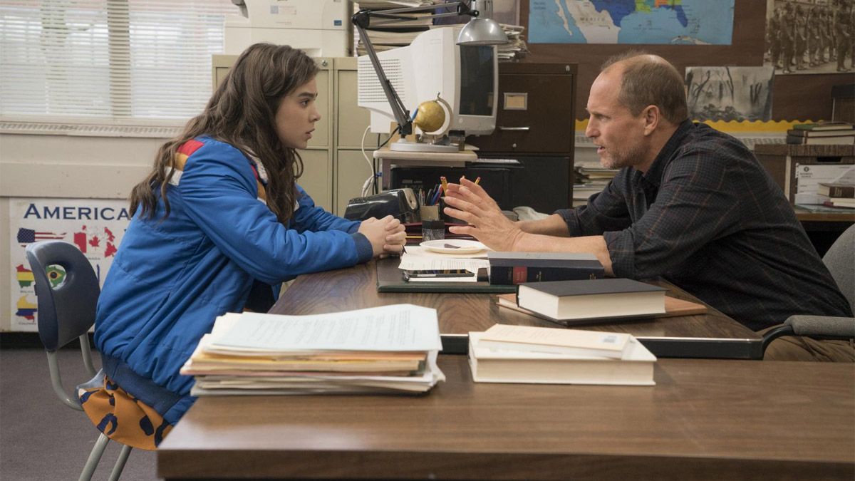 Hailee Steinfeld y Woody Harrelson la rompen con sus papeles en Mi vida a los diecisiete, película de Netflix.