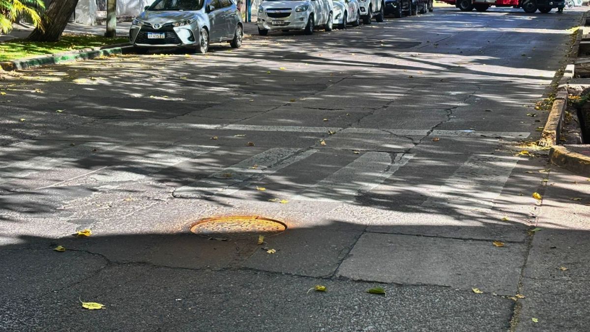 Una fuga de gas generó una vibración en una tapa cloacal y asustó a los vecinos del barrio Bombal. Una fuga de gas generó una vibración en una tapa cloacal y asustó a los vecinos del barrio Bombal.