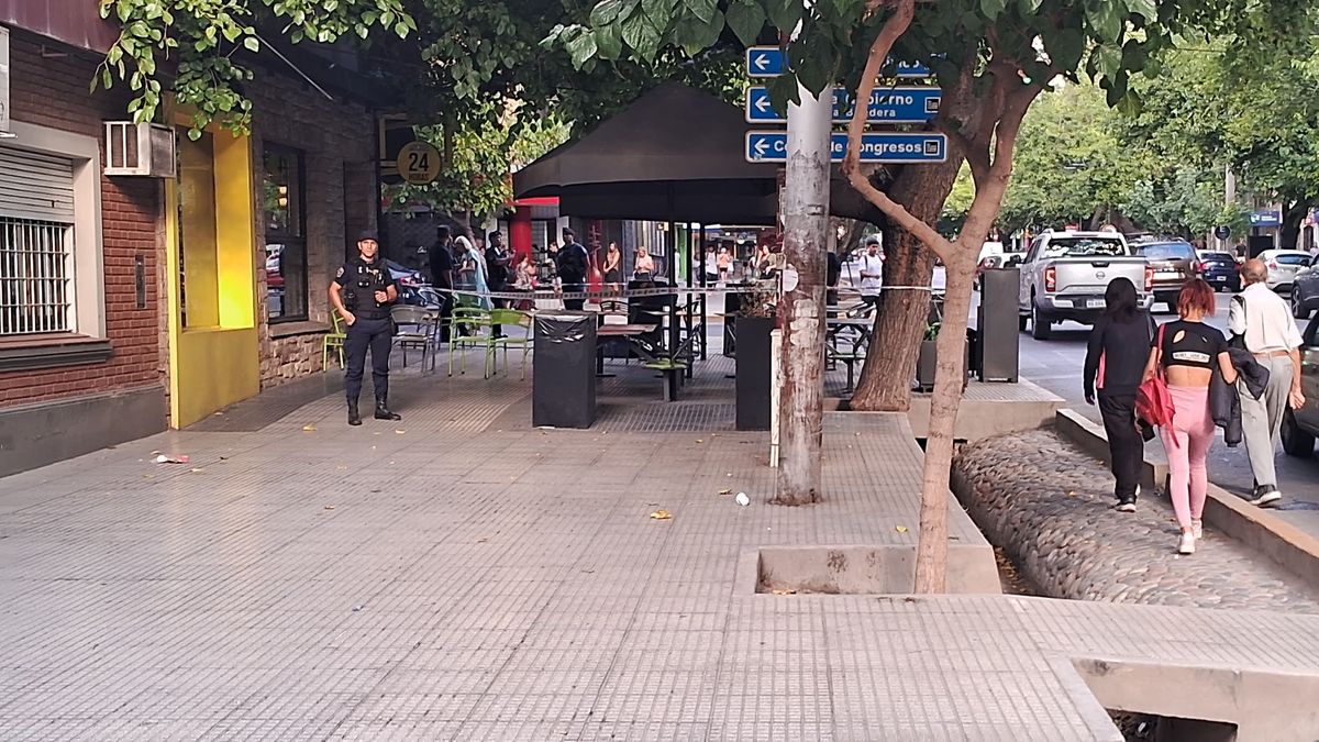 El hombre en situación de calle murió en calle Patricias Mendocinas y Colón, de Capital. El hombre en situación de calle murió en calle Patricias Mendocinas y Colón, de Capital.
