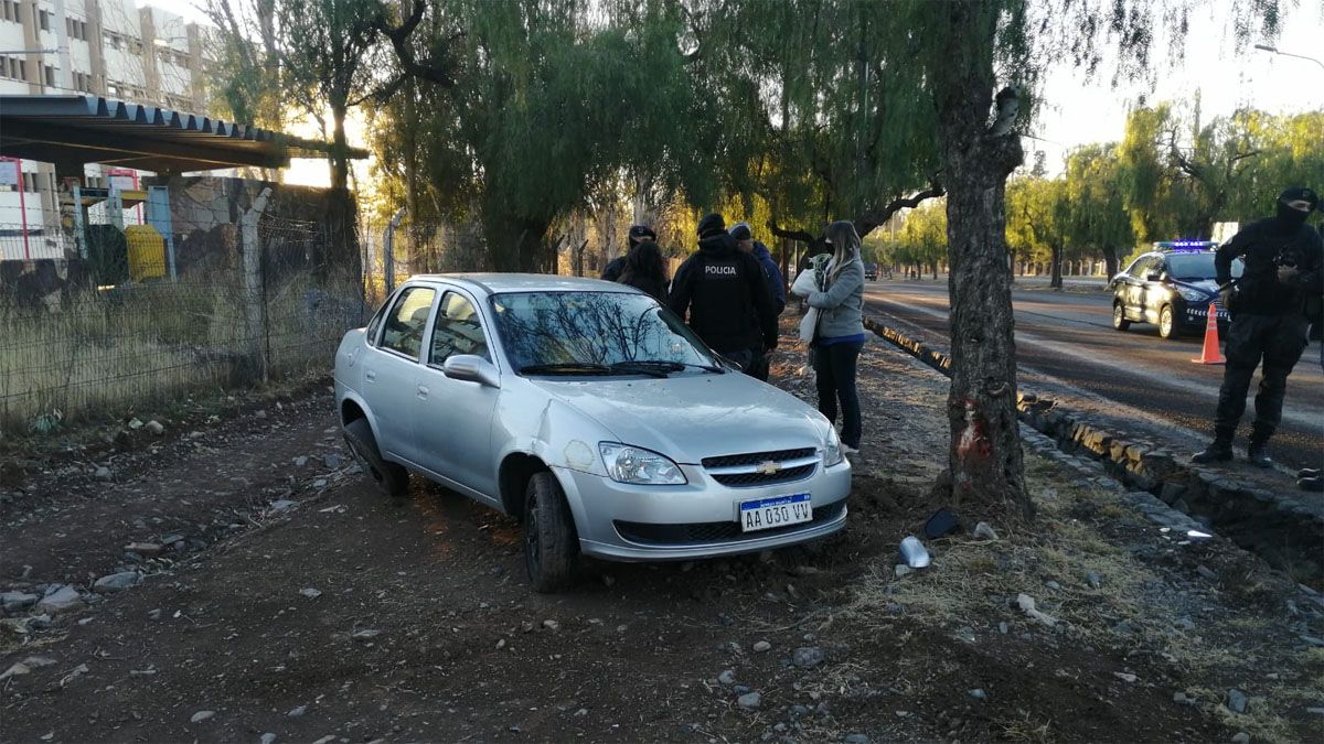 Dos autos se accidentaron con 20 metros de diferencia