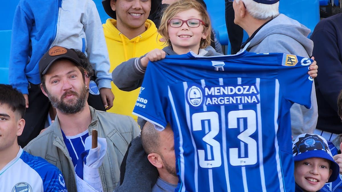 El niño se fue feliz con la camiseta del atacante del Tomba