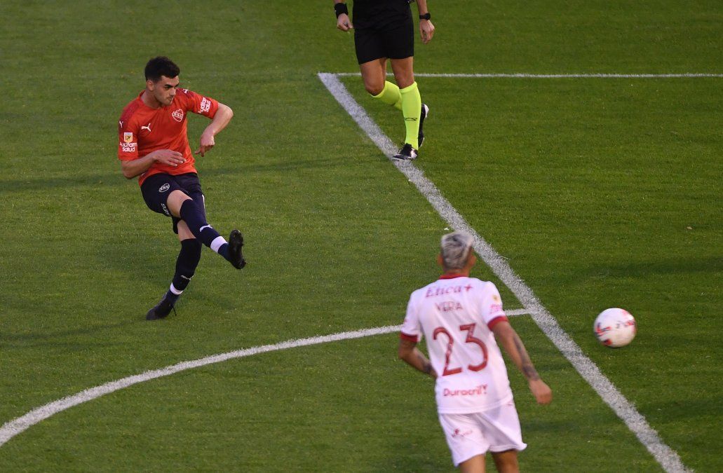 Independiente batió a Huracán y se mantiene cerca de la punta