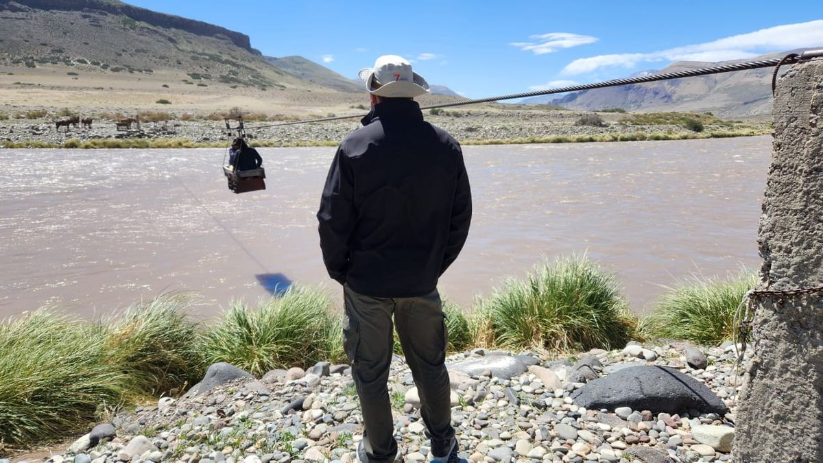 El periodista Julián Chabert contempla el cruce del río Grande en Malargüe. El periodista Julián Chabert contempla el cruce del río Grande en Malargüe.