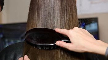 La rutina de 1 minuto antes de dormir que mantiene el pelo limpio por más tiempo La rutina de 1 minuto antes de dormir que mantiene el pelo limpio por más tiempo