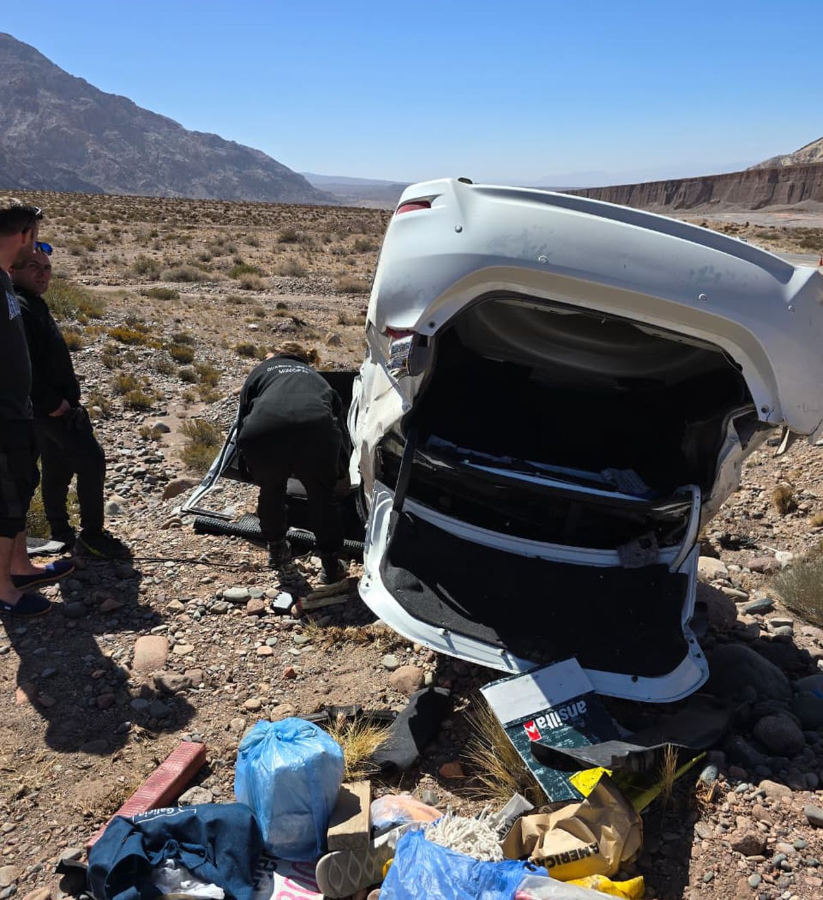 El hombre quedó atrapado en el vehículo. El hombre quedó atrapado en el vehículo.