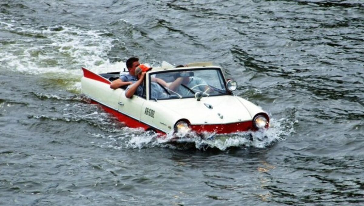 El primer auto-anfibio del mundo: navegaba como un barco