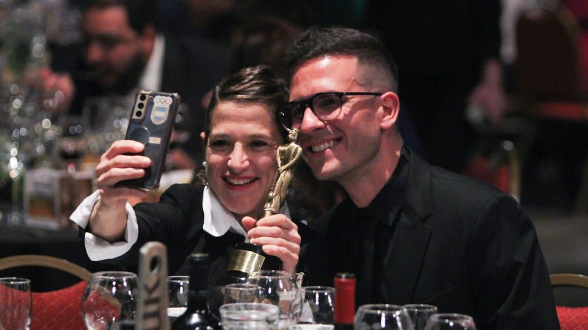 Paula Pareto celebra en la mesa con su Martín Fierro. Paula Pareto celebra en la mesa con su Martín Fierro.