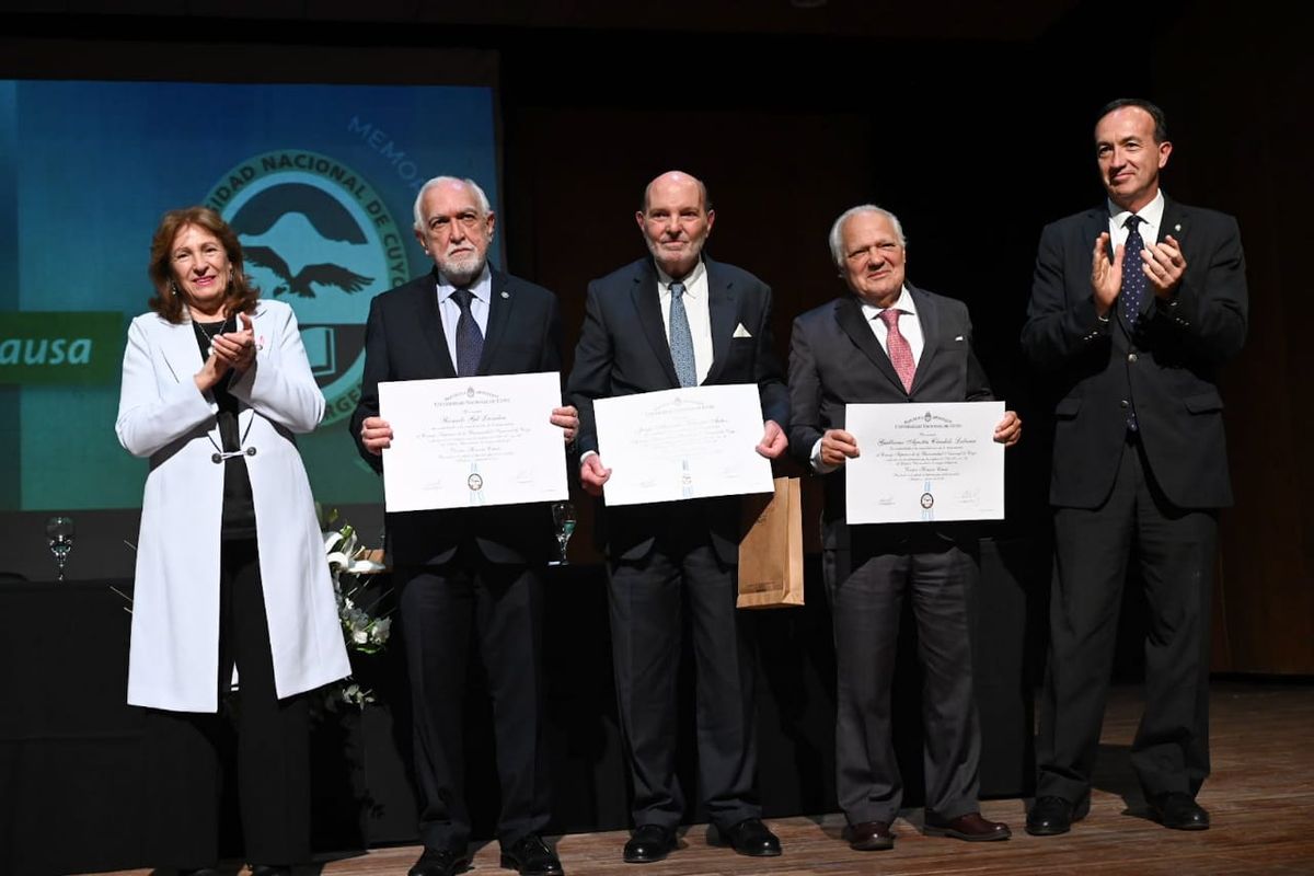 Ricardo Gil Lavedra, Jorge Valerga Aráoz y Guillermo Ledesma junto a Esther Sánchez y Gabriel Fidel.&nbsp;