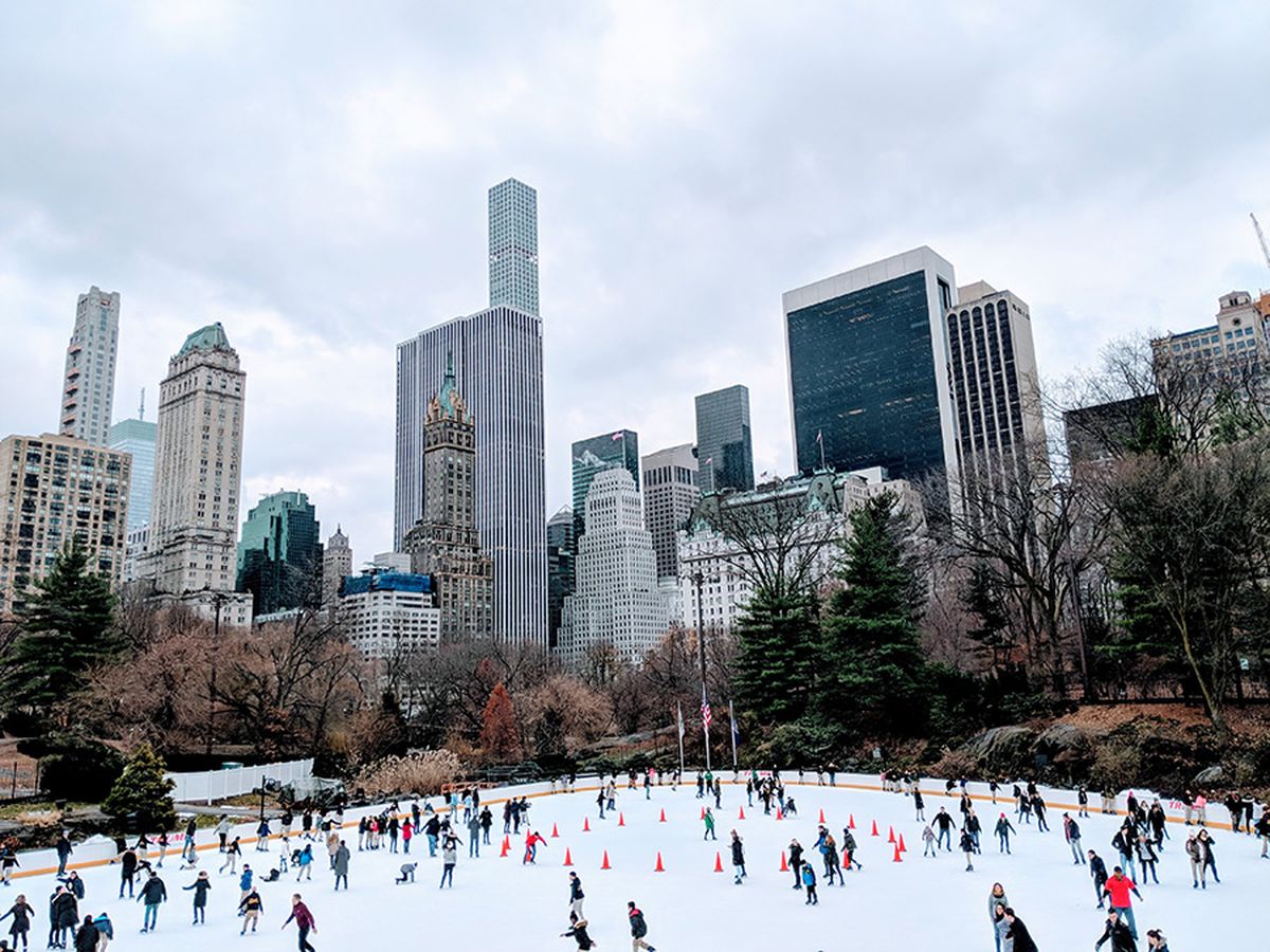 Central Park de Nueva York tiene una pista de patinaje sobre hielo. Central Park de Nueva York tiene una pista de patinaje sobre hielo.