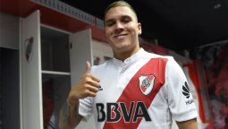 Se puso la banda roja y pisó el Monumental