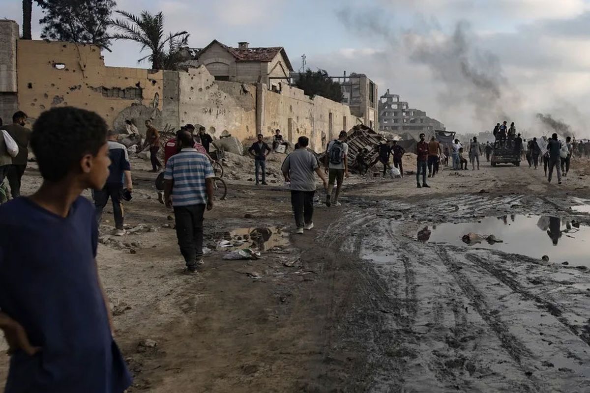 Palestinos desplazados transportan paquetes de ayuda por la calle Rashid, al oeste de Yabalia, en el norte de la Franja de Gaza (Archivo). Crédito: EFE/EPA/ Haitham Imad. Palestinos desplazados transportan paquetes de ayuda por la calle Rashid, al oeste de Yabalia, en el norte de la Franja de Gaza (Archivo). Crédito: EFE/EPA/ Haitham Imad.