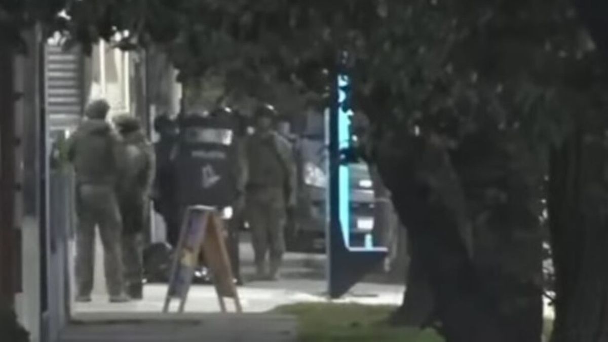 Un efectivo de la policía porteña asesinó a balazos a la novia de su ex mujer, y se atrinchero en un gimnasio Un efectivo de la policía porteña asesinó a balazos a la novia de su ex mujer, y se atrinchero en un gimnasio