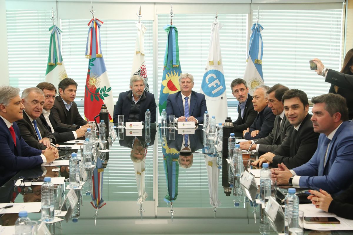 Alfredo Cornejo y sus pares de 22 provincias acudieron a la reunión del Consejo Federal de Inversión para discutir cómo levantar la caída en la recaudación. 