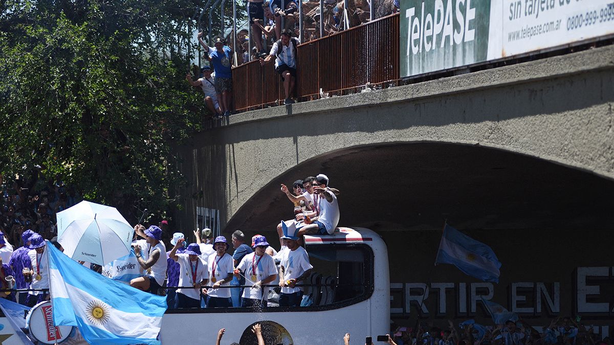 El momento en que los hinchas de la Selección argentina se arrojan hacia el colectivo.