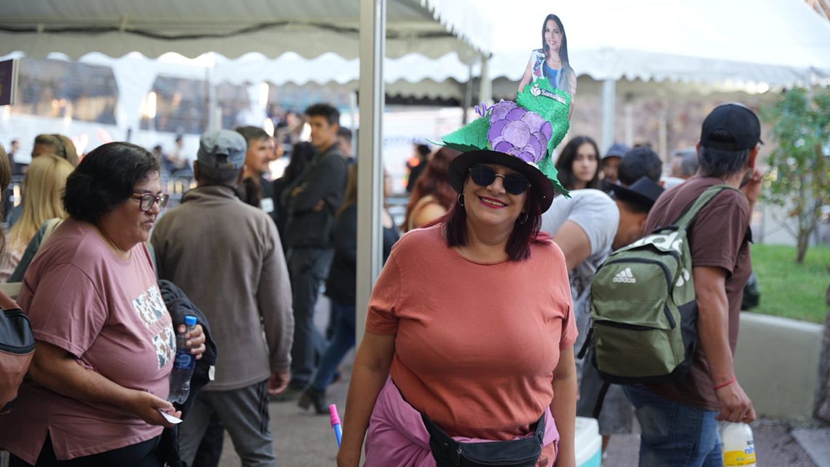 Una galera muy particular. Así alentaban este domingo a la reina de Guaymallén en el Teatro Frank Romero Day. Una galera muy particular. Así alentaban este domingo a la reina de Guaymallén en el Teatro Frank Romero Day.