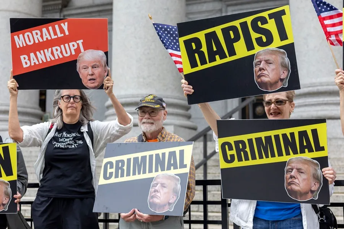 Personas protestan contra Donald Trump afuera de un tribunal. Crédito. EFE/Sarah Yenesel. Personas protestan contra Donald Trump afuera de un tribunal. Crédito. EFE/Sarah Yenesel.