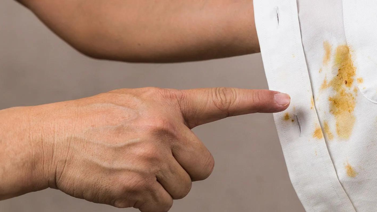 El óxido puede arruinar tus prendas, pero con este truco casero podrás quitar las manchas.