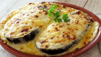 Berenjena con bechamel: la receta sana con salsa blanca,  sin harina y en 25 minutos