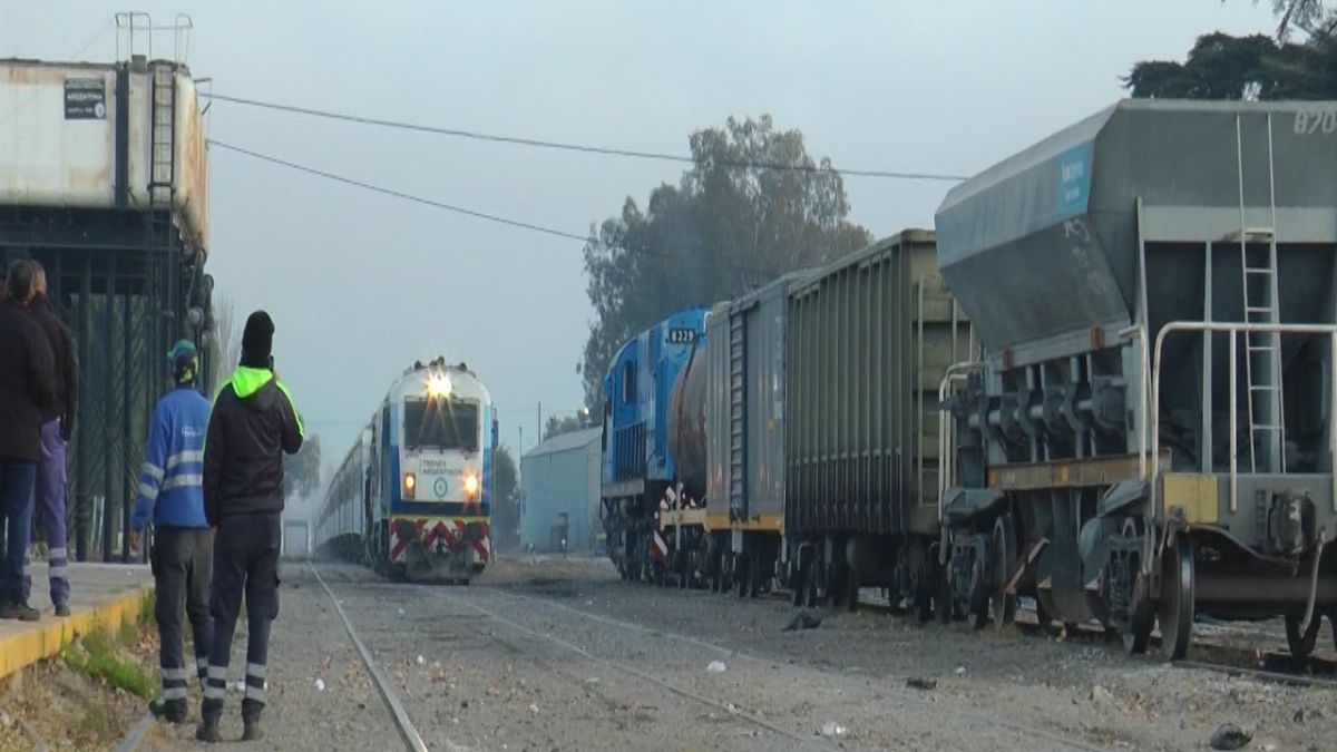 Palmira de fiesta. Al igual que todas las viejas estaciones de la línea General San Martín de Ferrocarriles Argentinos, se celebró el retorno del tren en Mendoza Palmira de fiesta. Al igual que todas las viejas estaciones de la línea General San Martín de Ferrocarriles Argentinos, se celebró el retorno del tren en Mendoza